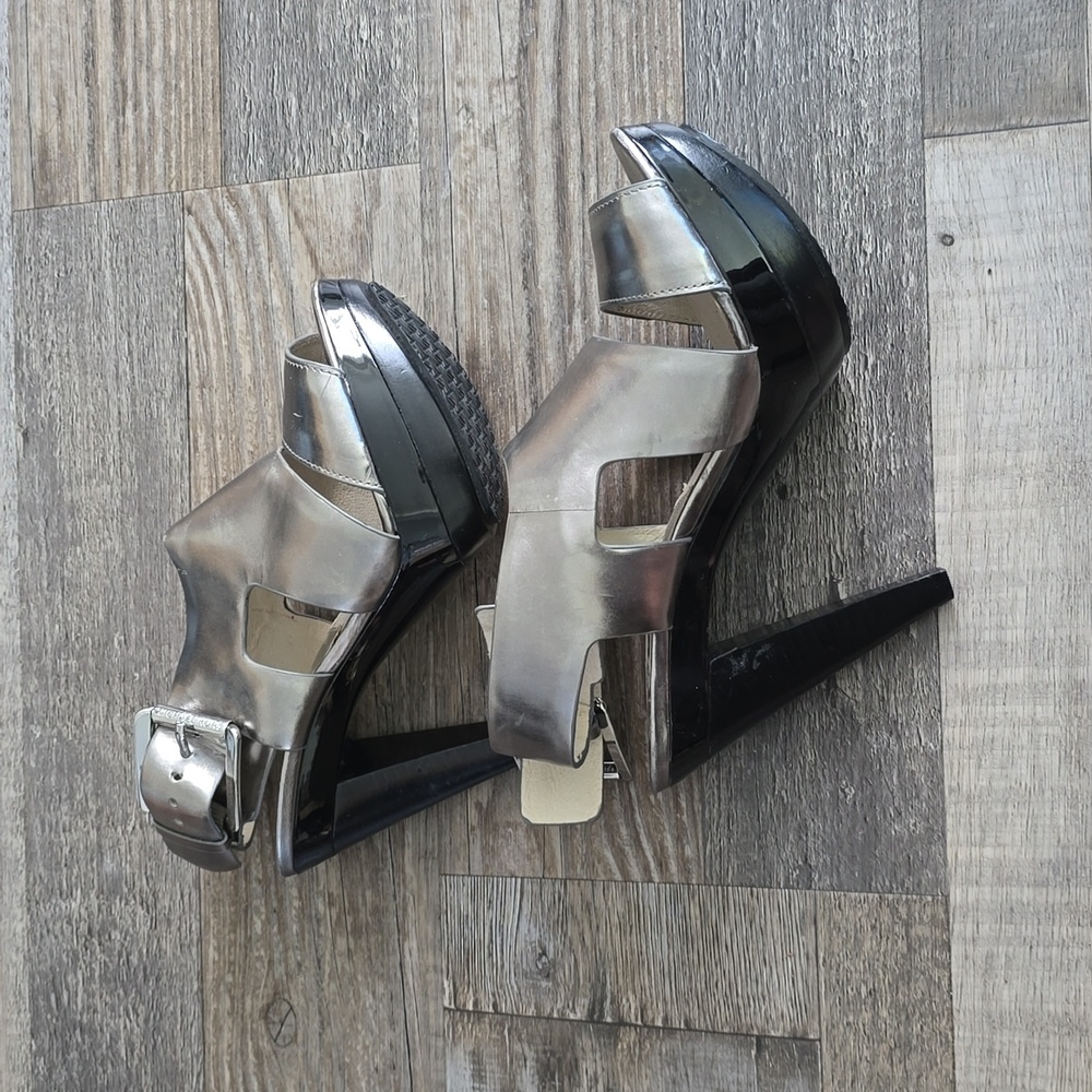 Michael Kors Carla Woman’s Platform Metallic Leather Silver Heels | Size 5 - Picture 8 of 16